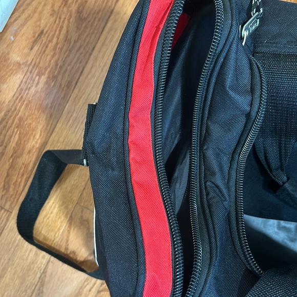 CHICAGO DUFFEL BAG CARRY ON BAG IN BLACK AND RED COLOUR - Picture 8 of 8